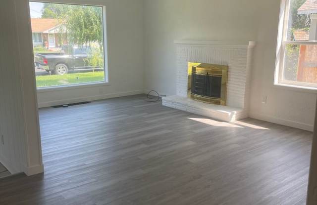 Spacious 4-Bedroom Home with Fireplace, Covered Patio & Detached Garage in Pasco Gallery 4