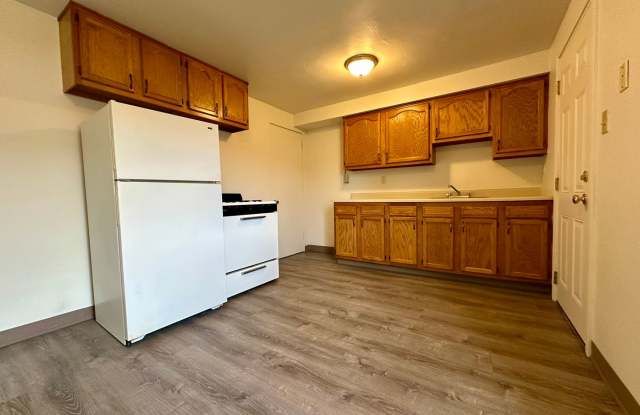 Spacious 2BR Townhome with Washer and Dryer Hook-ups & Yard! Call us Today for a Showing! photos photos
