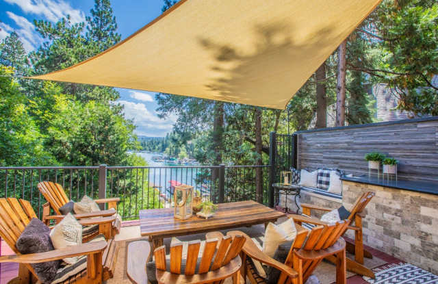 Stunning LAKEFRONT 6BR House in Lake Arrowhead Gallery 3