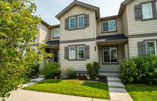 Spacious 3-Bed Townhome: 3 Minutes to St. Charles photos photos Spacious 3-Bed Townhome: 3 Minutes to St. Charles photos photos