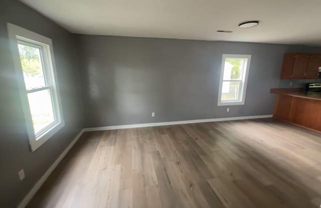 Beautiful 3 bedroom 1 full bath home available now! Gallery 4