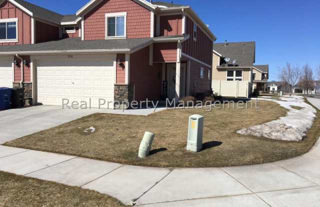 A Fantastic 3 bedroom, 2.5 bath Town Home Available July! photos photos