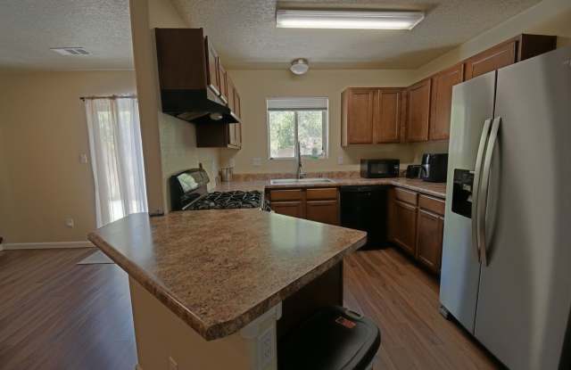 Fully Furnished Townhome Gallery 4