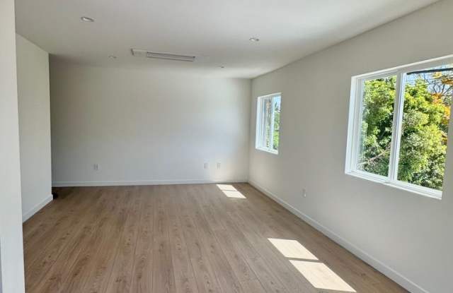 Spacious 1000 Sq. Ft. Second-Floor Back ADU in a 2-Story Duplex – Burbank Gallery 4