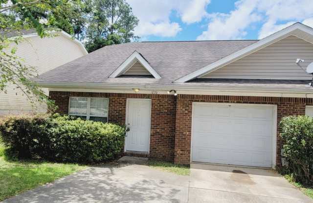 LOVELY 3/3 w/ Washer/Dryer, Vaulted Ceilings, Open Kitchen w/ Bar,  Garage! Avail September 1st for $1495/month! photos photos