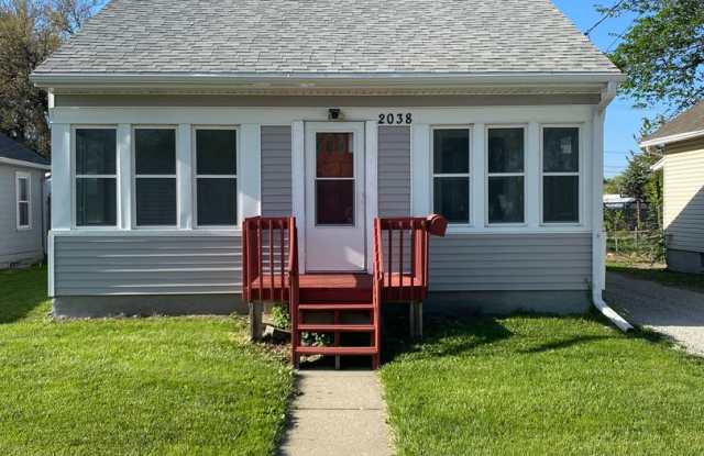 Updated 1 Bedroom Home with Garage photos photos