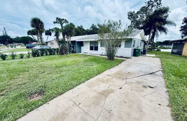 Beautiful Fully Remodeled Waterfront Duplex – 2 Bed, 1.5 Bath Gallery 1