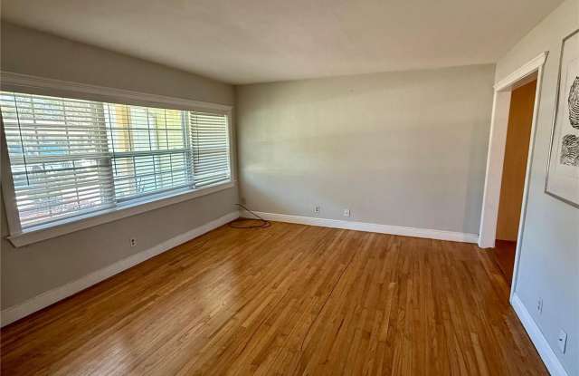 4313 S HUBERT Avenue Gallery 3