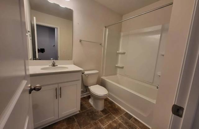 Room in 3 Bedroom Home at Guildford Hill Ln Gallery 4
