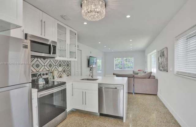 1005 NE 16th Pl photos photos