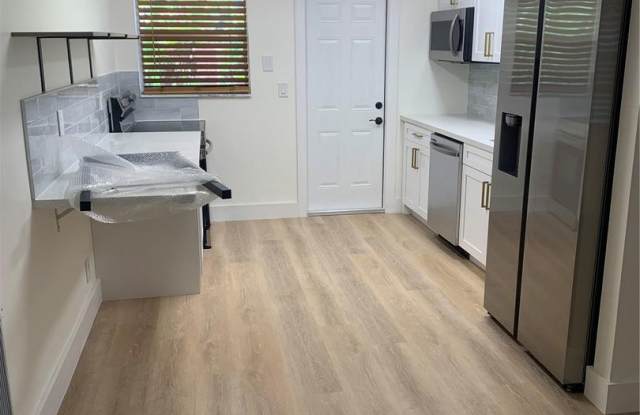 GREAT 2/1 UNIT AVAILABLE FOR IMMEDIATE MOVE-IN!! Gallery 4