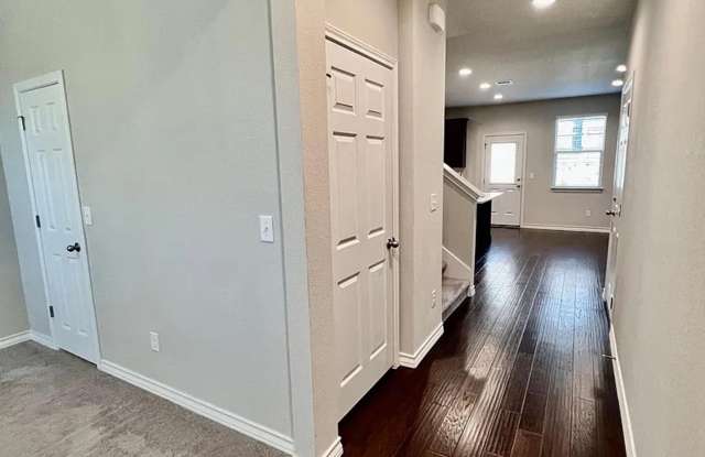 Beautiful open concept, big backyard, home in Leander! Gallery 3