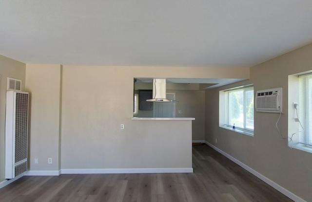 Stylish 2-Bedroom Duplex: Modern Upgrades & Prime Location Gallery 3