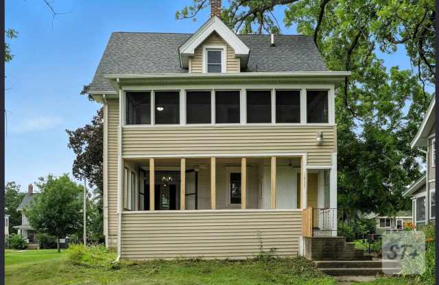 Huge 5 bedroom 3 story in great neighborhood photos photos