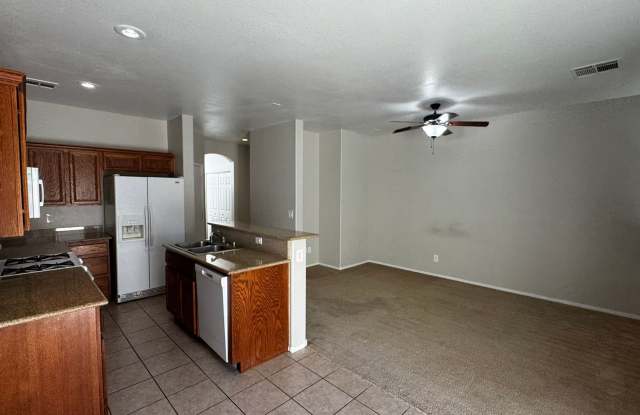 Close to the M Hotel. 3 bedroom Home Gallery 4