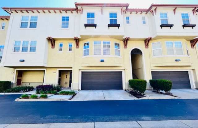 Beautiful 3BD/2.5BA Tri-Level Gallery Walk Townhouse, Pleasant Hill- Available NOW! photos photos