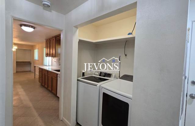 Spacious 3BD/2BA Home with Driveway Parking & In-Unit Laundry – Yakima Gallery 4