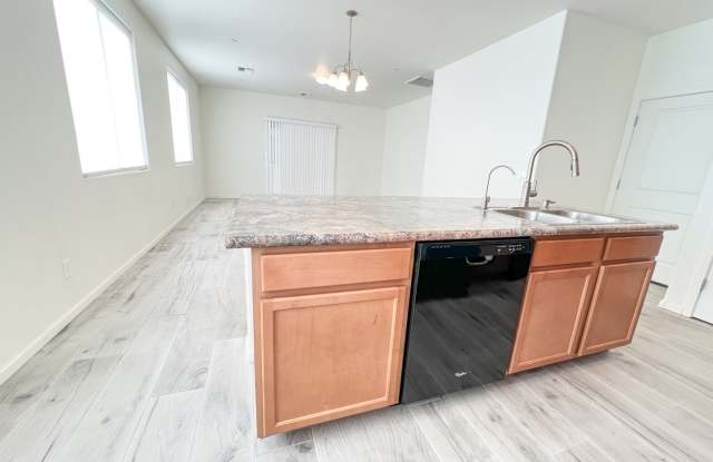DETACHED TOWNHOME - COTTONWOOD - VILLAS ON ELM Gallery 4