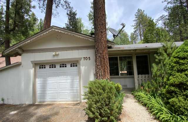 Bright Two Bedroom Home With a Large Backyard and Garage Gallery 1