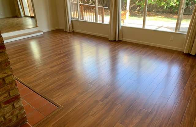 Spacious house with hardwood, handicap ramps, pet friendly, large garden with fruit trees Gallery 3