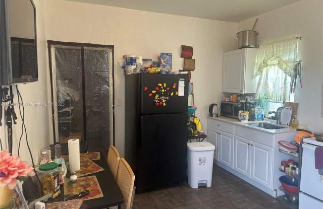 2711 SW 14th St photos photos