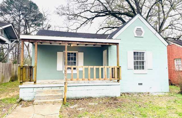 ** 3 bed 1 bath located close to Jackson Hospital ** Call our self showing number to schedule a tour 334-366-9198 - 2204 East 3rd Street, Montgomery, AL 36106