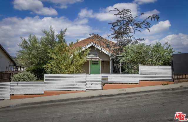 1562 Attridge Ave photos photos