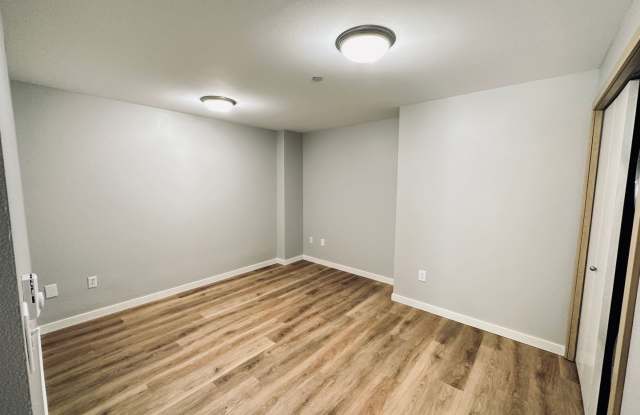 Shoreline - 2 Bedroom plus 1 den/ 2 Bath Townhouse Gallery 4