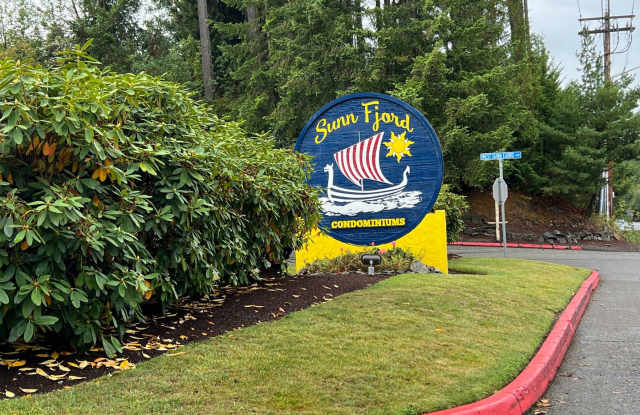 Convenient Location w/Views and a Pool! - 1725 West Sunn Fjord Lane, Navy Yard City, WA 98312