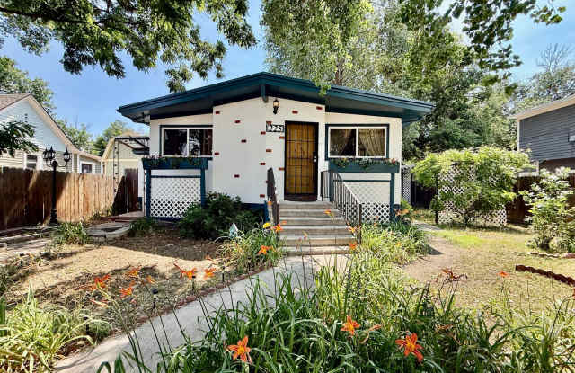 Charming 2-Bed Home in Middle Shooks Run — Utilities Included photos photos
