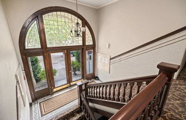 Rialto Court Apartments | MOVE-IN SPECIAL: ONE MONTH FREE RENT Gallery 3