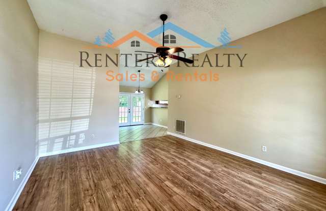 3 Bedroom House with Open Floor Plan & Privacy Fence Gallery 4