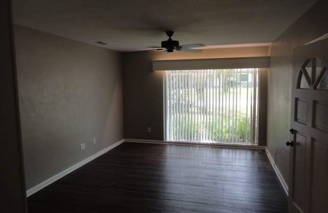 4 Bedroom/2 Bath located in Golf Club Manor Gallery 4