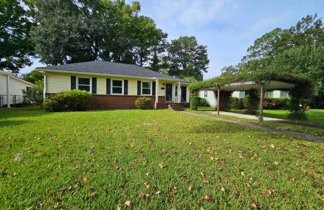 **Available mid-September ** 303 Brandywine Rd. Savannah Ga. photos photos