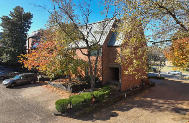 **PERFECTLY SITUATED TOWNHOME IN GREEN HILLS DESIGNED BY MODERNIST ARCHITECT ROBERT ANDERSON** - 136 Hampton Place, Nashville, TN 37215