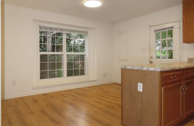 320 Davie Road Gallery 4