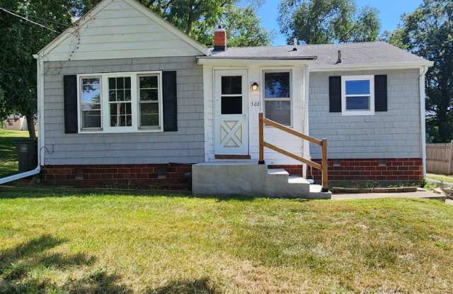 Cozy 2 Bedroom 1 Bath - 302 Porter Avenue, Des Moines, IA 50315