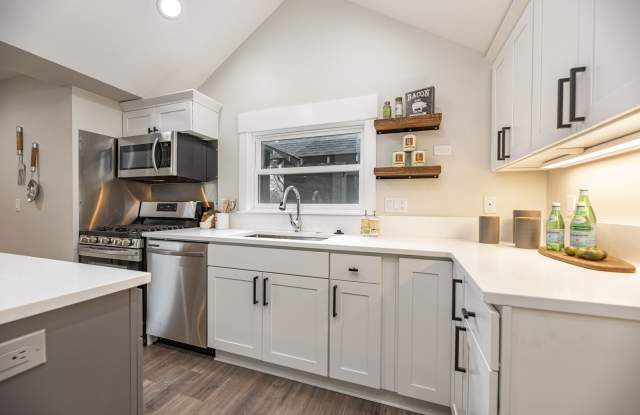 Renovated 2 Bedroom Historic Home near Downtown and Old Mill - 345 Northwest Hill Street, Bend, OR 97703