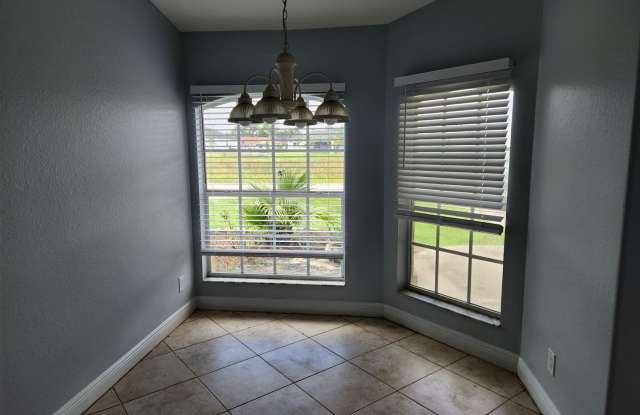 Lovely Duplex Close to Leonard Blvd Gallery 4