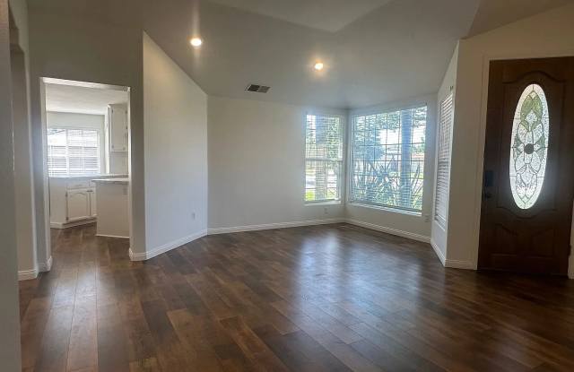 **MOVE IN SPECIAL ** - Spacious 3BD/2.5BA Home in Bakersfield's Desirable 93311 — HOA Community, Pool, Fireplace, Garage & Small Pets Welcome! Gallery 3