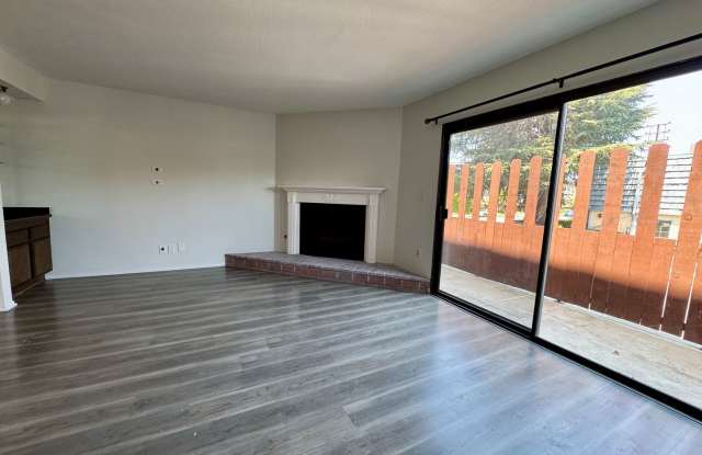 Light and Bright Townhouse-style condo in Prime Sherman Oaks Gallery 4