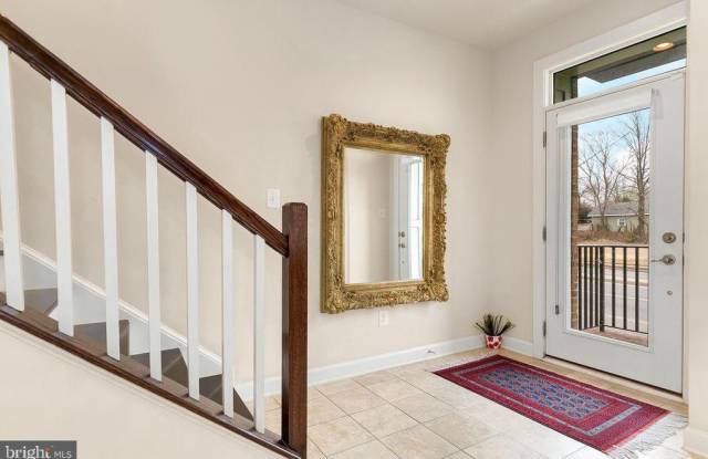 1148 S GLEBE ROAD Gallery 2