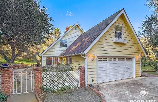 Beautiful 3Bd/2Ba Home On Over an Acre Lot! photos photos