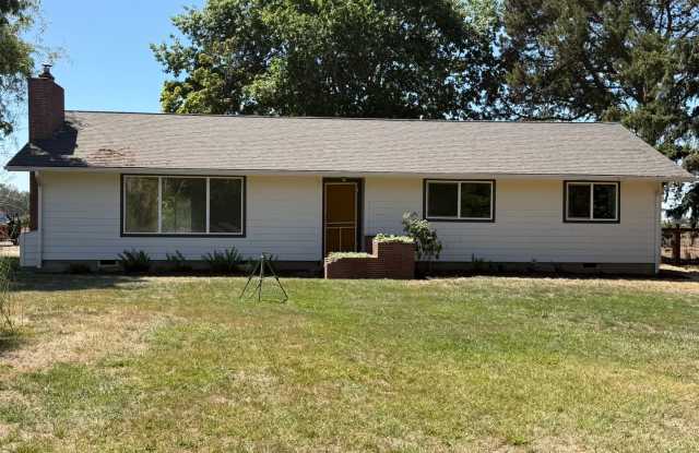 Rare 3 Bedroom House with a Shop! Gallery 1