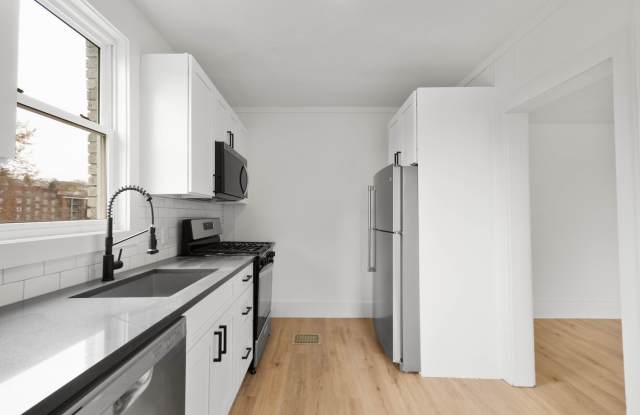 RENT SPECIAL AVAILABLE, FIRST MONTH FREE! UPDATED 2-BEDROOM END UNIT IN DORMONT, AVAILABLE NOW! Gallery 4