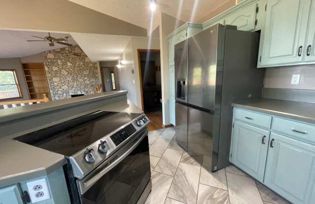 Beautiful 4 bedroom 4 bath 2 car garage - house for Rent near Branson, MO Space Galore! photos photos