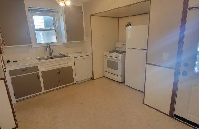 Single 3 bedroom 1 bath home located in Mayfield Hts! photos photos