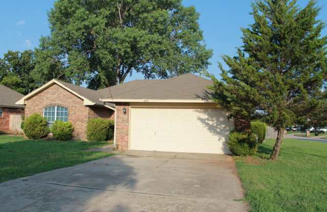 Loads of Room! 3 beds & Den! Storm Shelter! Gallery 3