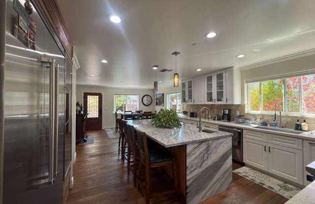 Luxurious 4 bdrm 3.5 bath home w/chef's kitchen, Fully furnished Gallery 4