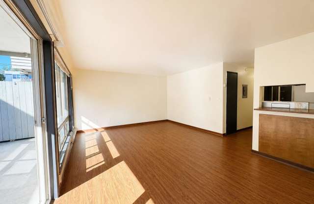 Bright 1 Bed / 1 Bath Apartment for Rent in North Seattle — Large Patio, Off-Street Parking, Near Green Lake & Fremont! photos photos